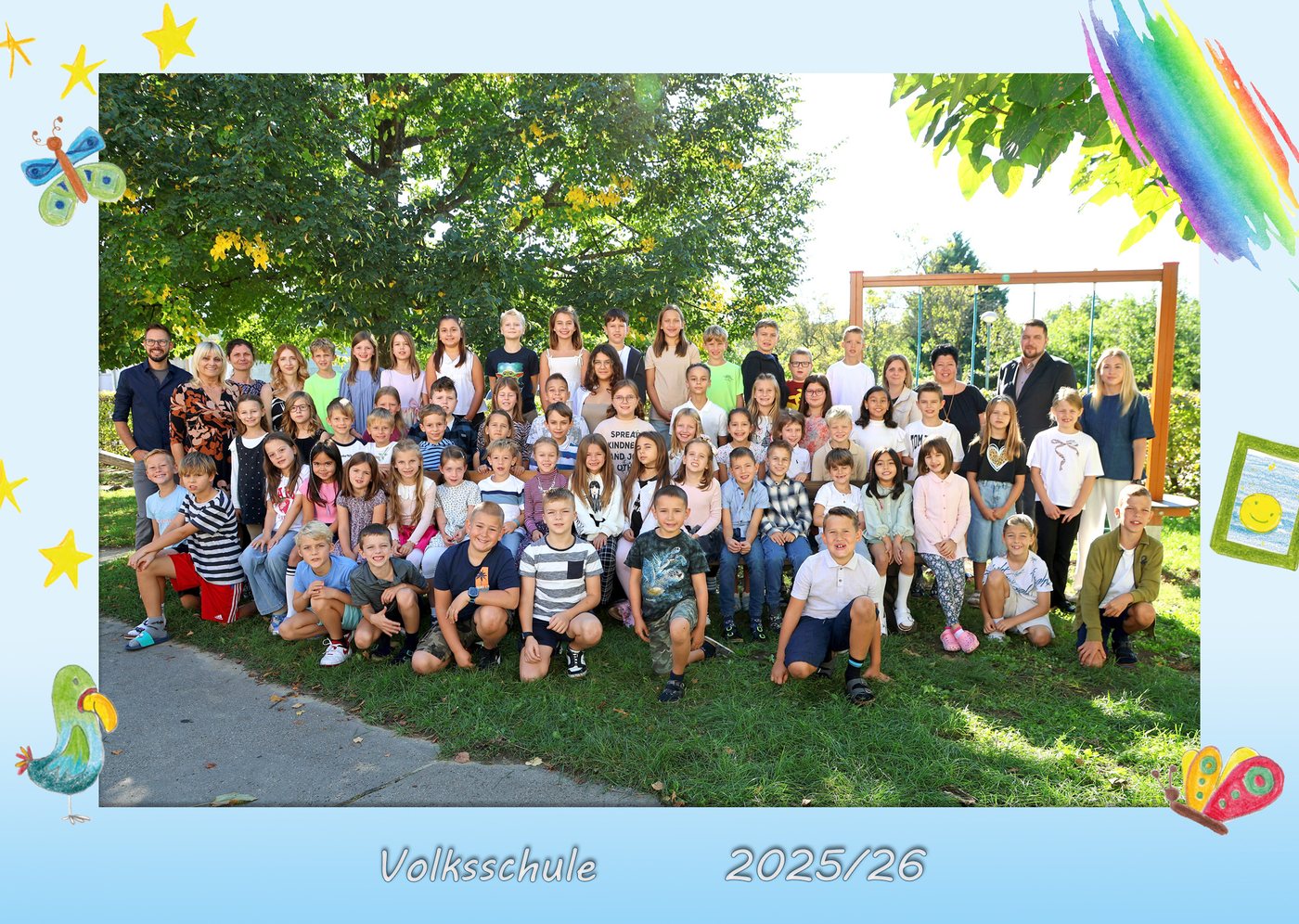 Gruppenfoto der Schülerinnen, Schüler und Lehrpersonen der Volksschule Müllendorf